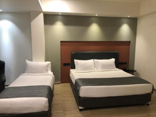 Hotel Bhavya Residency Ахмедабад Екстериор снимка